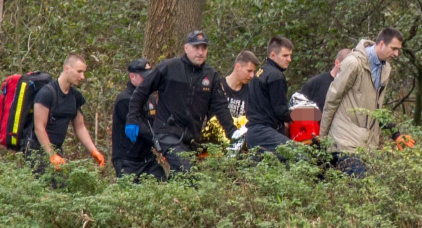 Mężczyzna pod wpływem środków odurzających wyciągnięty z wody przez strażaków