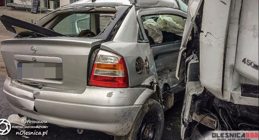 Wypadek ciężarówki z osobówką w cieślach. Na miejsce przyleciał LPR