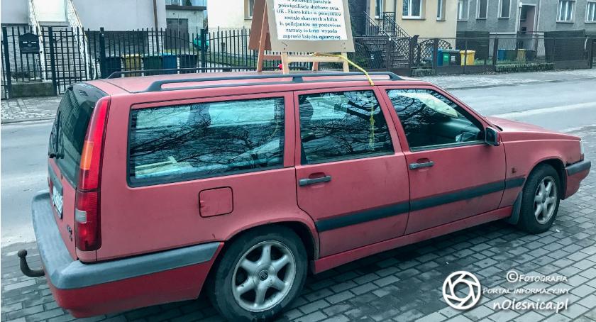 Wędrujące czerwone Volvo...
