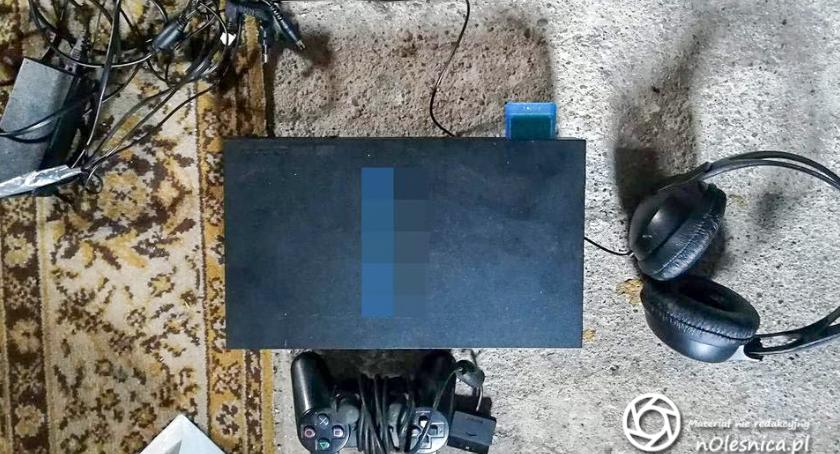 Policjanci zatrzymali dwóch mężczyzn – jednego za kradzież, drugiego za posiadanie narkotyków