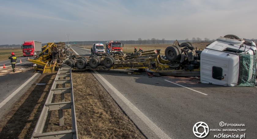 Na trasie S8 wywróciła się ciężarówka z ładunkiem - VIDEO