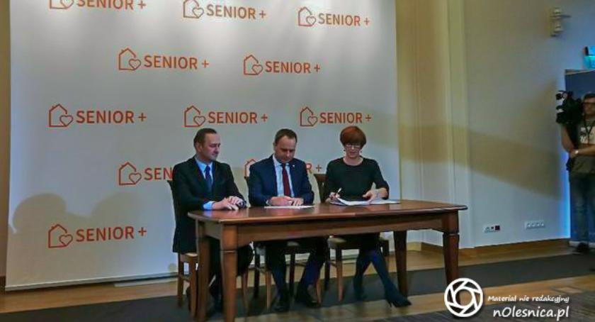 Burmistrz Oleśnicy podpisał umowę w ramach programu Senior Plus