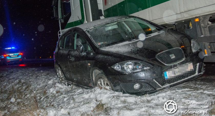Ciężarówka zsunęła się z drogi do rowu - drogowcy nie reagują na śliskie drogi