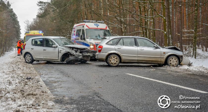 Czołowe zderzenie aut na DK25 i kolizja z trzecim - trzy osoby poszkodowane - FOTO i VIDEO