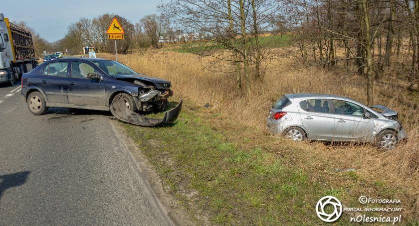 Kolizja dwóch Opli - kolejny wypadek koło Świerznej