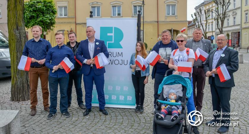 Chwyć flagę - Forum Rozwoju rozdaje flagi