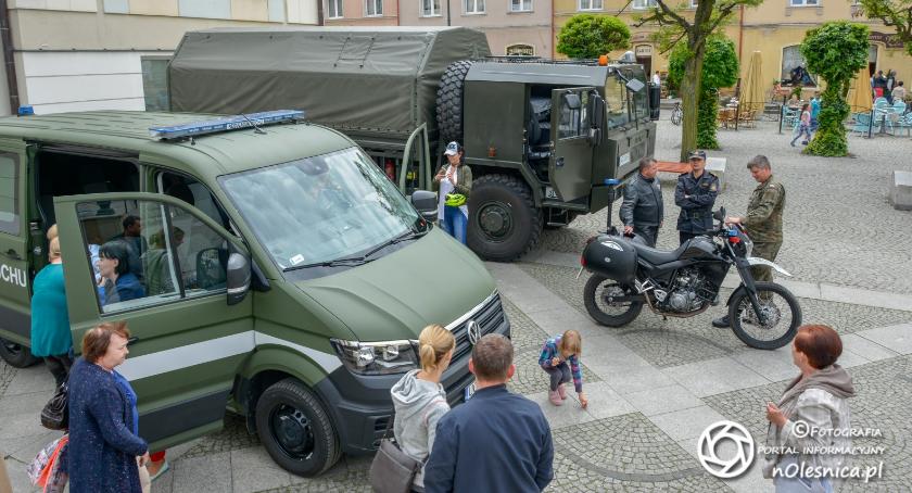 Statyczne pokazy sprzętu służb mundurowych na oleśnickim rynku