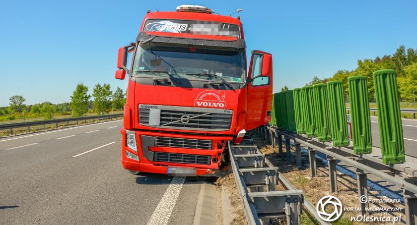 S8 - Ciężarówka wjechała w bariery