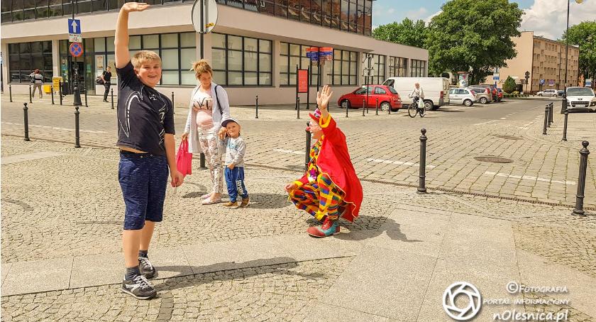 Klaun z gwizdkiem i białą chusteczką pod oleśnickim Ratuszem - VIDEO