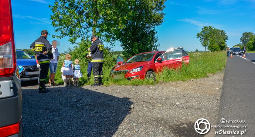 Wypadek koło Cieśli - 3 osoby w szpitalu - VIDEO