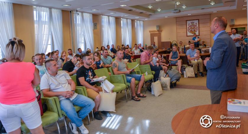 Powitanie najmłodszych mieszkańców Oleśnicy w Ratuszu - FOTO