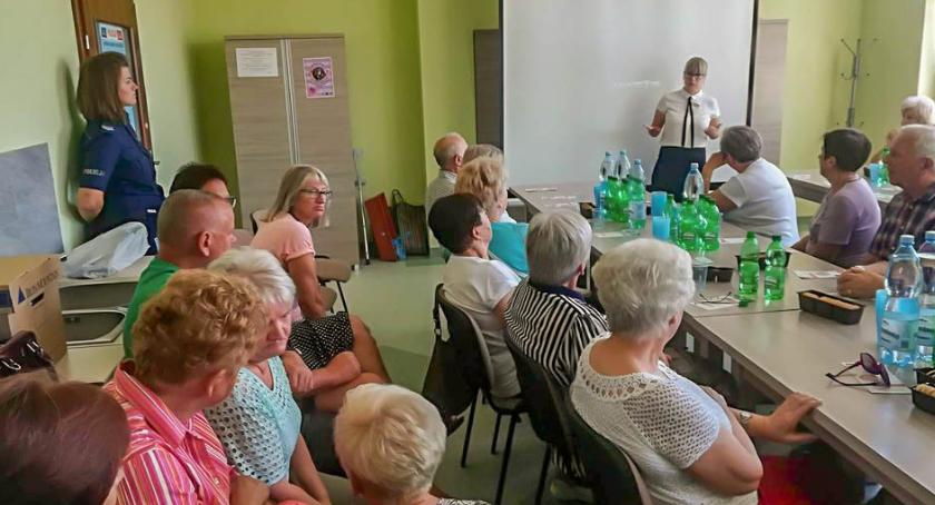 Debata Społeczna policjantów z seniorami w Twardogórze