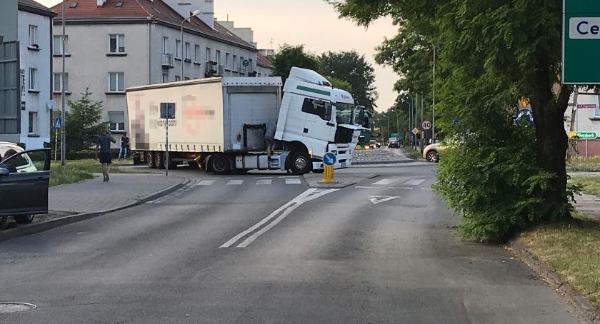 Usterka ciężarówki powodem zablokowania ronda
