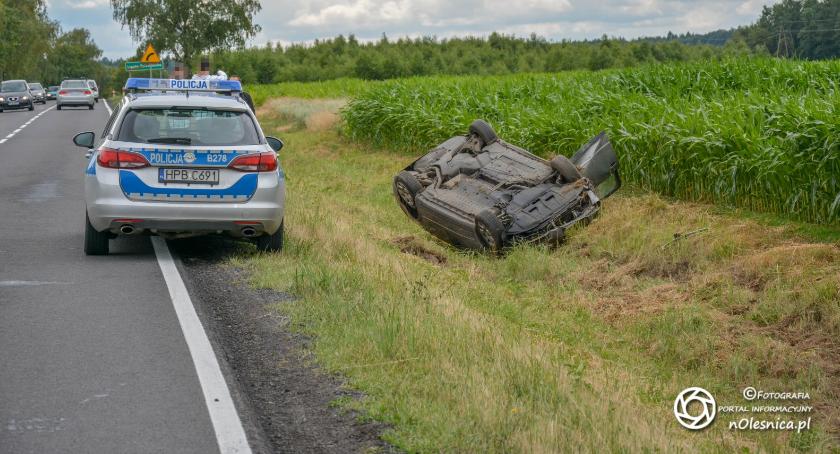 Dachowanie koło Ligoty Dziesławskiej - dwie osoby trafiły do szpitala