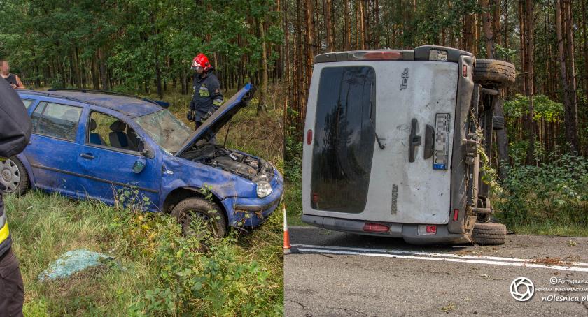 Wypadek na drodze pomiędzy Miodarami i Sosnówką - jedno auto dachowało drugie leży na boku