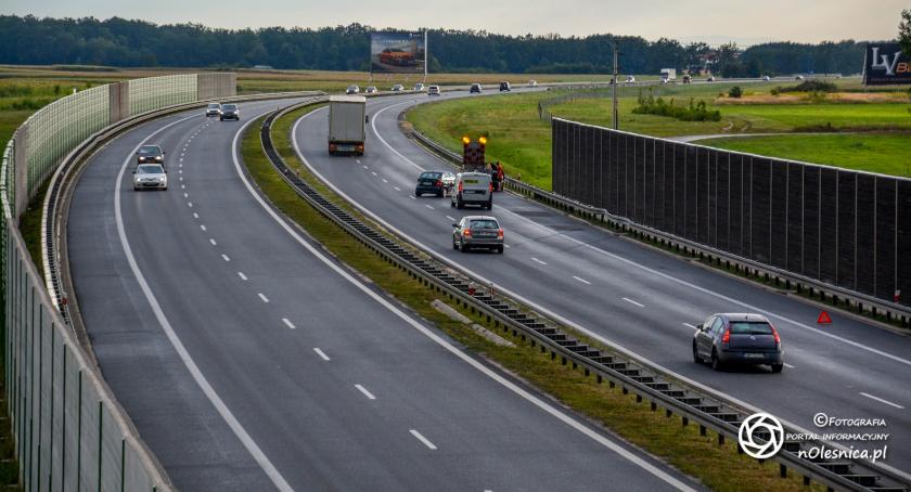 Samochód wpadł na bariery na trasie S8