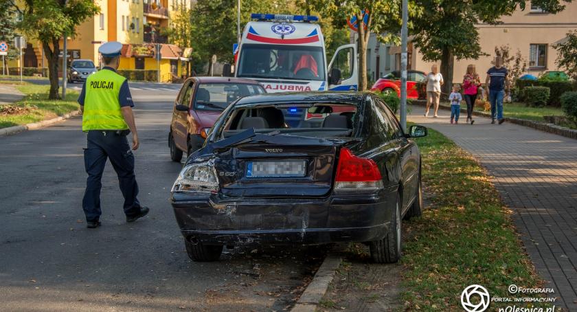Autobus wjechał w zaparkowane pojazdy
