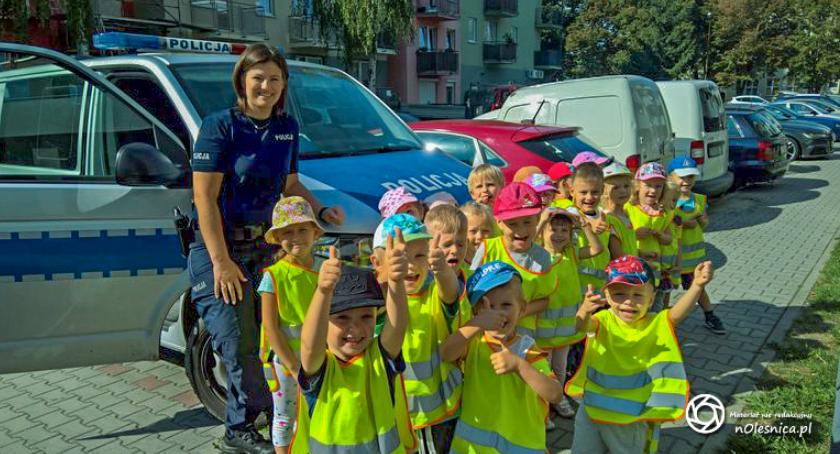 Oleśnickie przedszkolaki trenowały z policjantami poprawne przechodzenie przez jezdnię