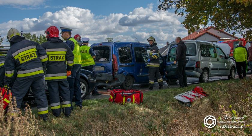 Wypadek trzech aut na Dobroszyckiej