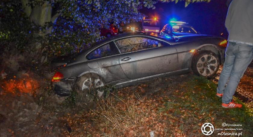 BMW wpadło do rowu