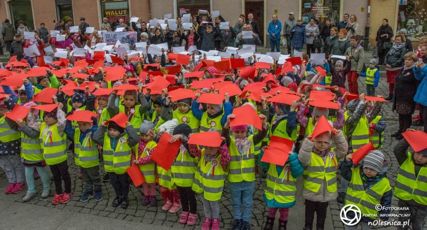 Oleśnickie przedszkolaki zaśpiewały hymn na Rynku