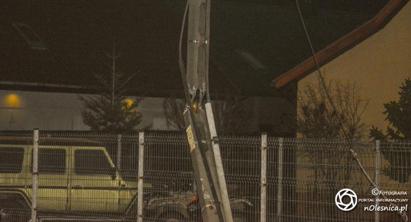 Ciężarówka uszkodziła słup energetyczny i odjechała z miejsca zdarzenia