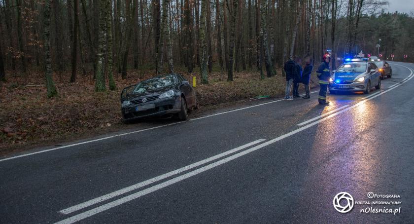 Golf wpadł do rowu koło Ostrowiny