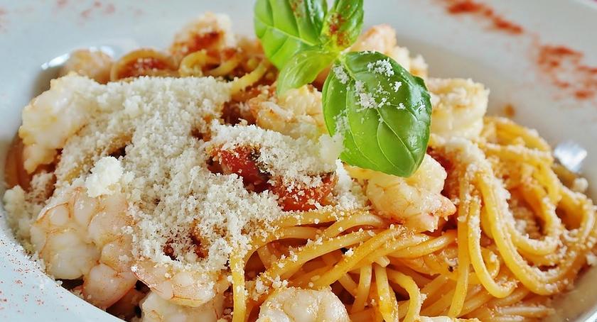 Bezglutenowe spaghetti z krewetkami i pomidorkami koktajlowymi