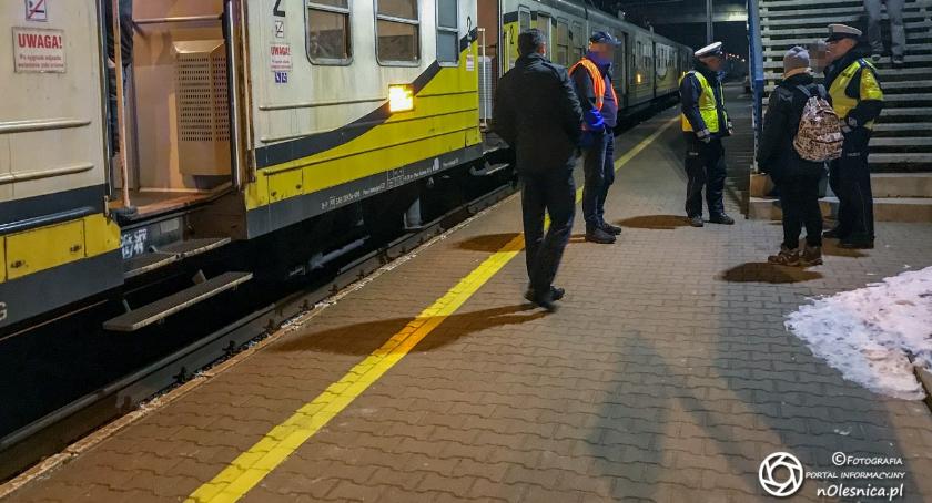 O krok od tragedii - pociąg potrącił kobietę na torach na Ratajach