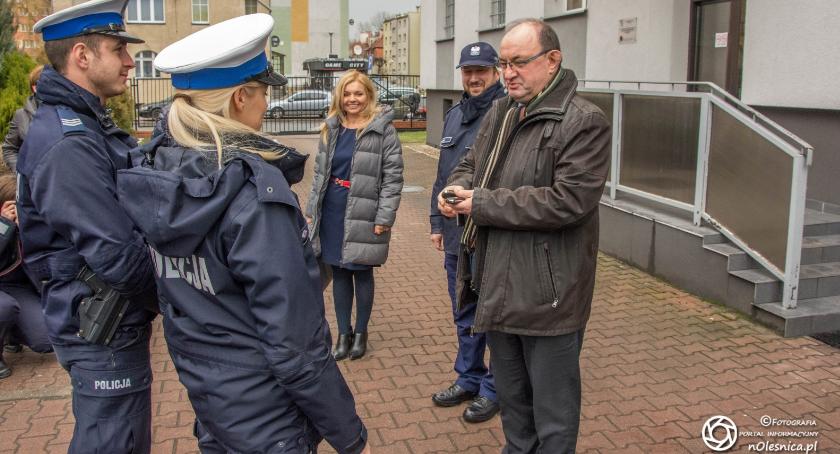 Burmistrz przekazał nowe radiowozy dla oleśnickiej drogówki 