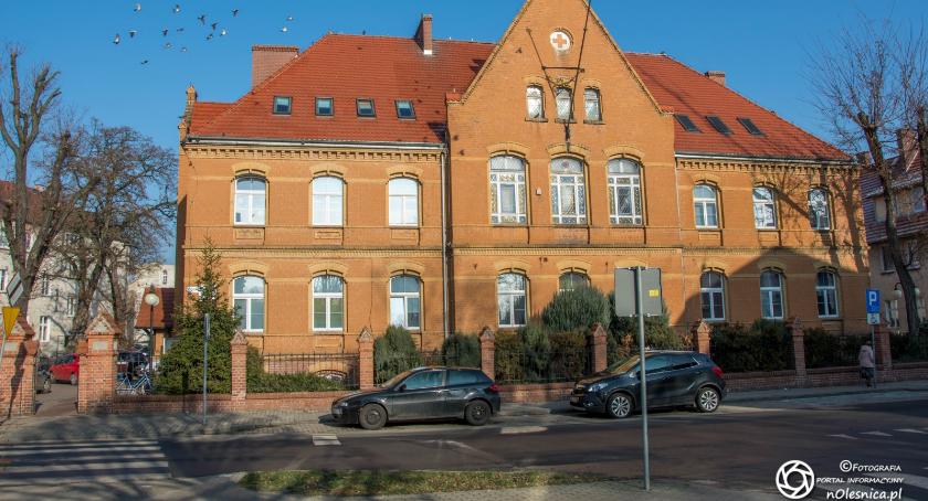 Starszy mężczyzna zmarł obok przychodni na Hallera