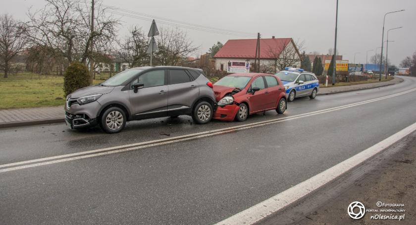 Kolizja trzech samochodów w Smardzowie - jedna osoba trafiła do szpitala