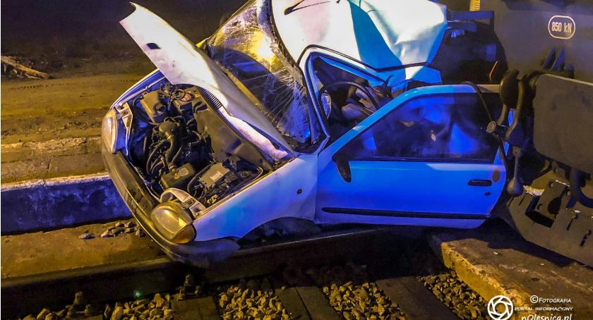 Pociąg zmiażdżył osobówkę - kierowca miał 2 promile