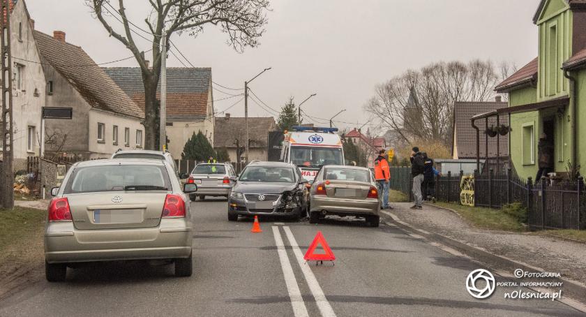 Zdarzenie drogowe z udziałem trzech pojazdów w Solnikach Wielkich 