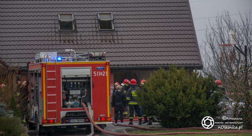 Strażak poszkodowany podczas pożaru poddasza w Stępinie
