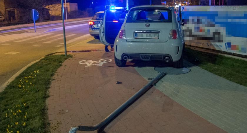 Fiacik powalił znak drogowy
