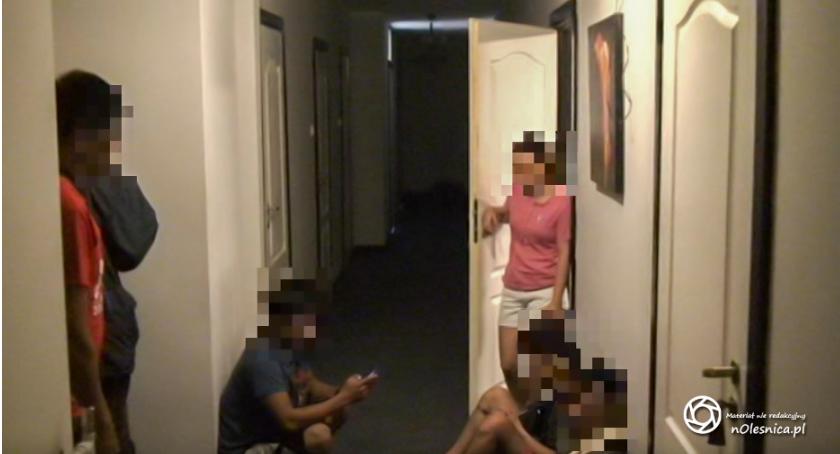 Policjanci zatrzymali dwóch mężczyzn, podejrzanych o handel ludźmi