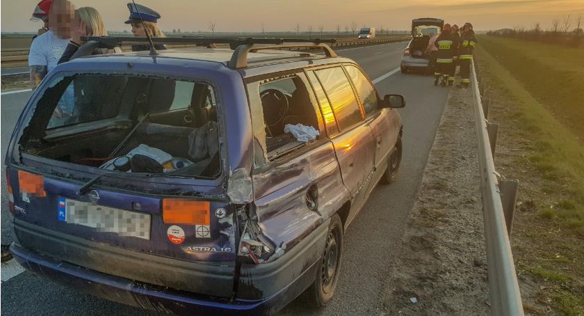 Wystrzeliła opona - auto na barierach