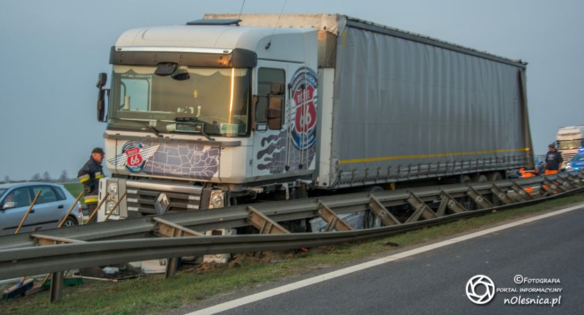Wystrzał opony i ciężarówka na barierach