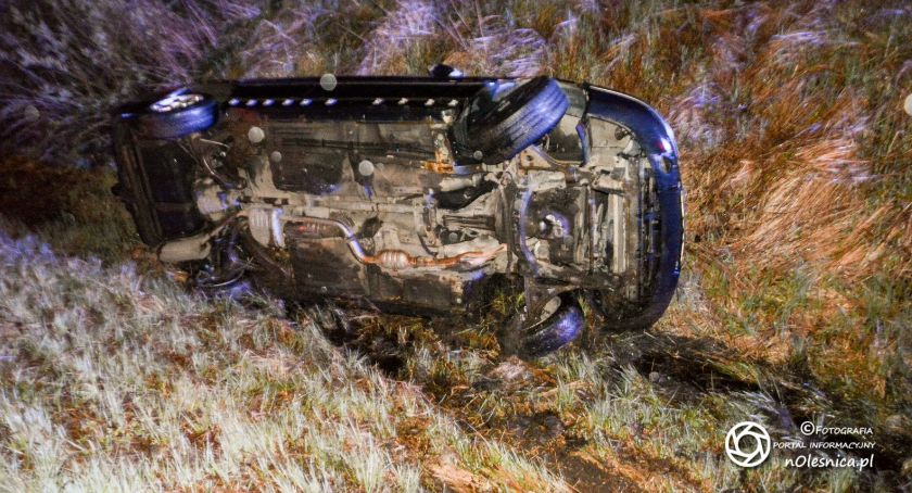 Opel w rowie - wcześniej kolizja koło więzienia