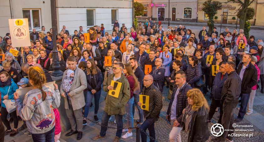 Oleśniczanie solidaryzują się z nauczycielami - manifest poparcia na rynku