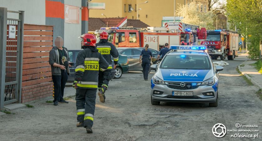 Nietrzeźwy mężczyzna groził skokiem z dachu