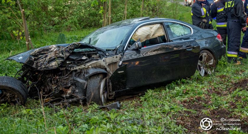 Wypadek w Królewskiej Woli - auto uderzyło w drzewo
