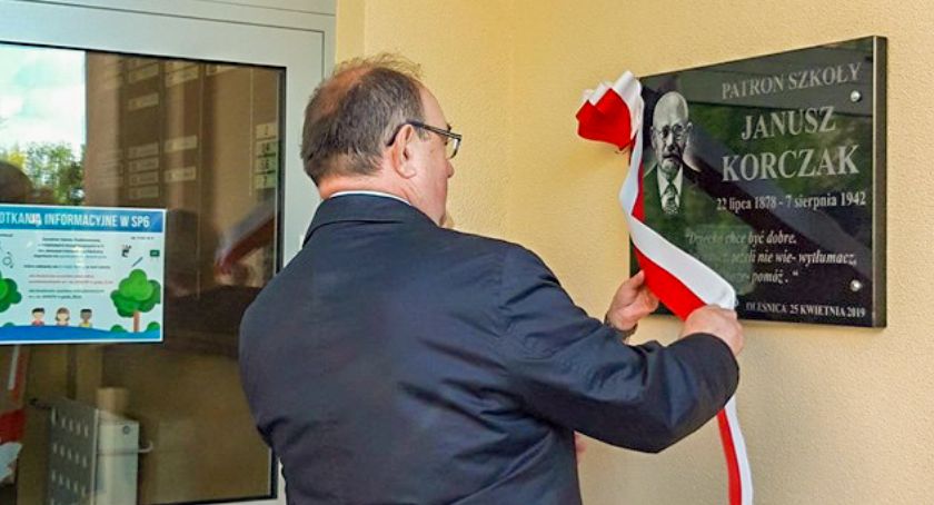 Odsłonięcie tablicy Janusza Korczaka w Szkole Podstawowej nr 6