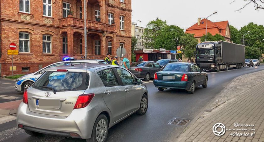 Wjechał pod prąd na rondzie