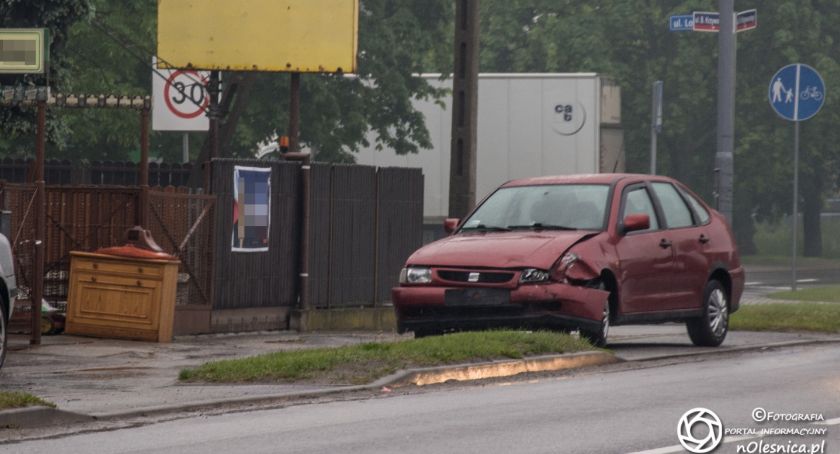Niegroźna kolizja na skrzyżowaniu Krzywoustego i Lotniczej