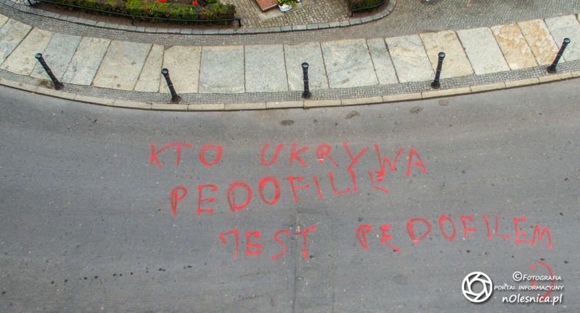 Napis o pedofilii przy bazylice