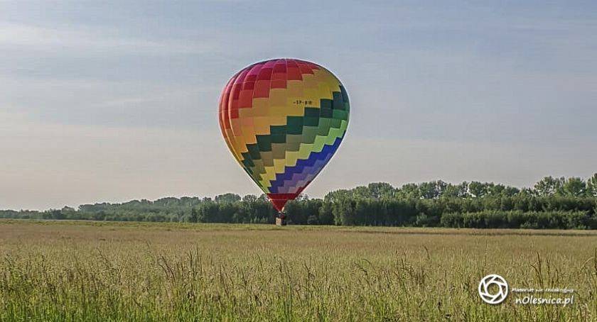 Lądowanie balonu na  oleśnickim lotnisku