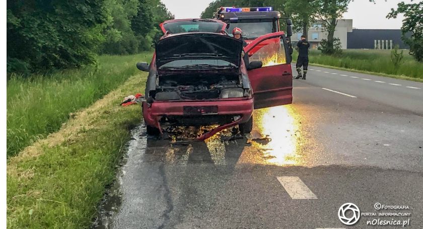 Zapaliło się auto na drodze z Cieśli do Oleśnicy