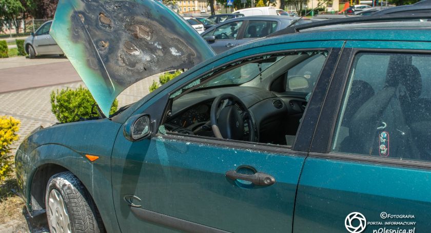 Pożar auta na parkingu